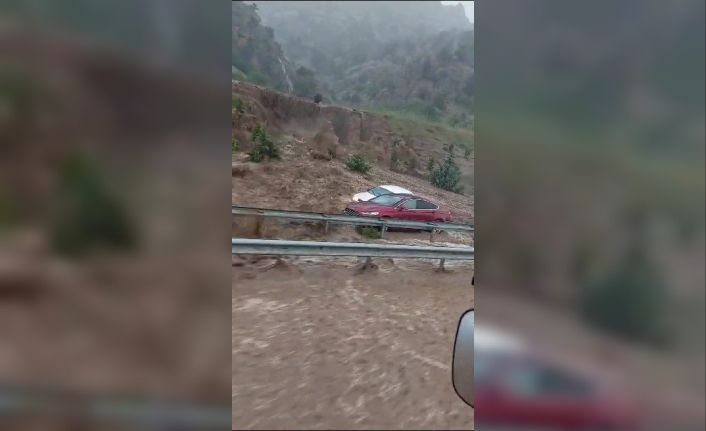 Selin dağlardan getirdiği çamur 2 aracı böyle yuttu