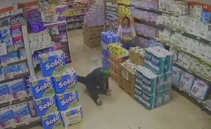 Sevdiği şarkıyı duyan yaşlı kadın, marketin ortasında dans şovu yaptı