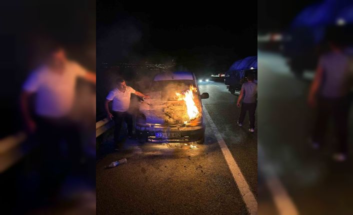 Seyir halindeki otomobil alev topuna döndü