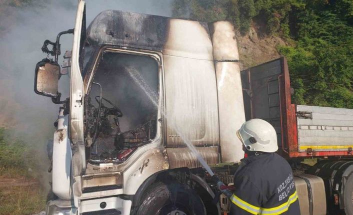 Seyir halindeki tır alev alev yandı, sürücü canını zor kurtardı