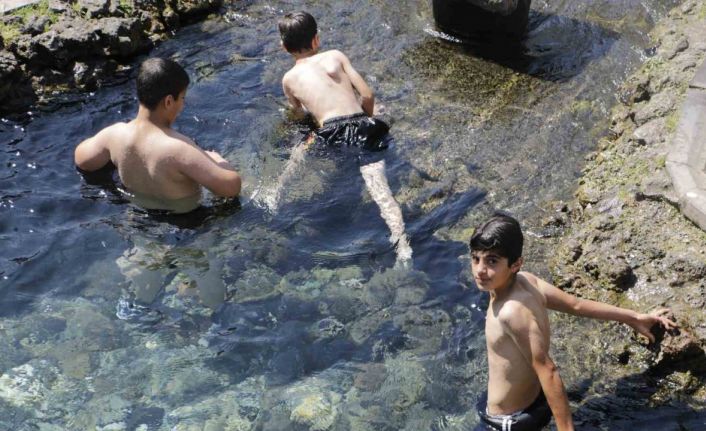 Sıcaktan bunalan çocuklar süs havuzunda serinliyor