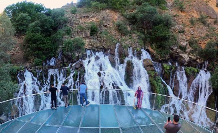 Sıcaktan kaçan soluğu Tomara Şelalesinde alıyor