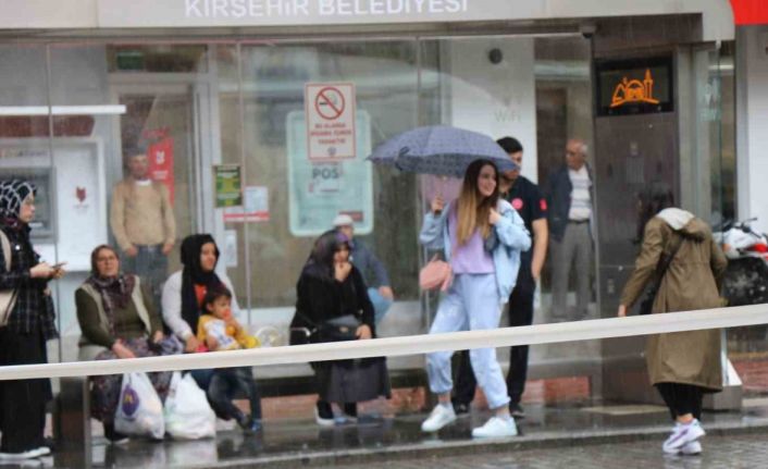 Şiddetli yağış hayatı felç etti