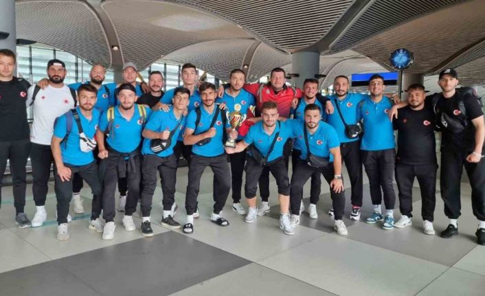 Sırbistan’da şampiyon olan Ragbi Milli Takımı yurda döndü