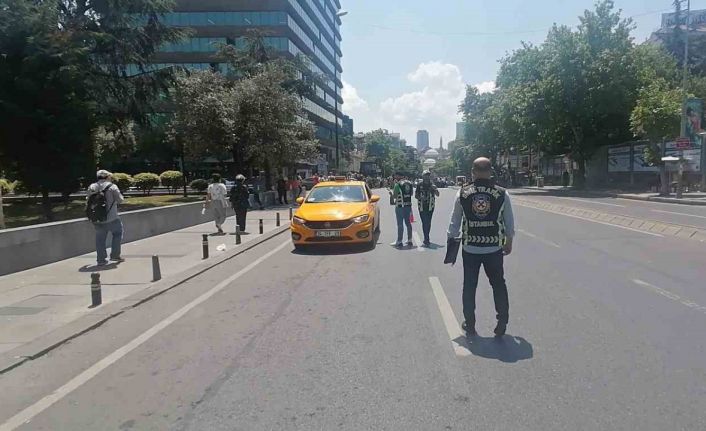 Şişli’de taksi denetimi: Ruhsatı olmadığı tespit edilen bir taksi trafikten men edildi