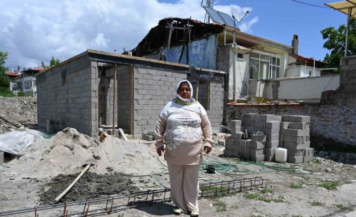 Sobayı benzinle tutuşturmak isterken yaktığı evi belediye yeniden inşa ediyor