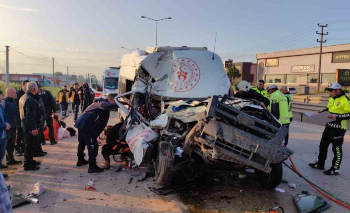 Sporcuları taşıyan minibüs hafriyat kamyonuna çarptı: 1 ölü, 16 yaralı