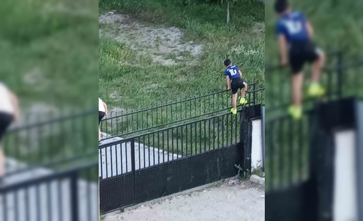 Stadın demir korkuluklarından atlayan gençler tehlikeye aldırmıyor