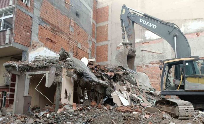 Sultangazi’de 3 binada hasar oluştu, vatandaşlar tahliye edildi