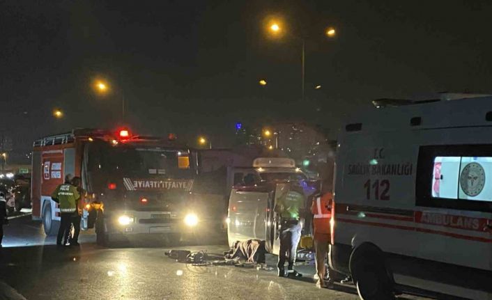 Sultangazi’de bariyerlere çarpan araç yan yattı: 1 ölü