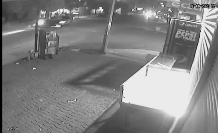 Şüpheli kovalayan polisler kaza yaptı...Kaza anı güvenlik kamerasına yansıdı