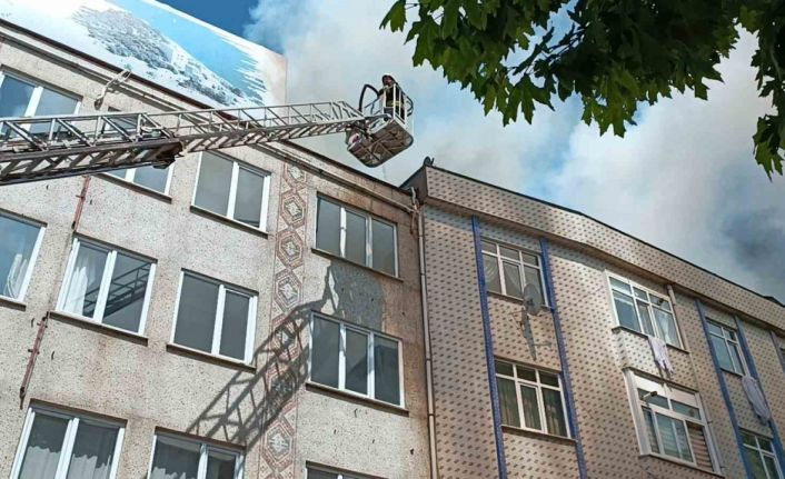 Tadilat yapılan çatı alevlere teslim oldu: O anlar kamerada