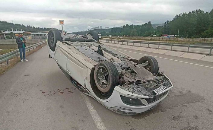 Takla atan araç karşı şeride geçti: 1’i çocuk 4 kişi yaralandı