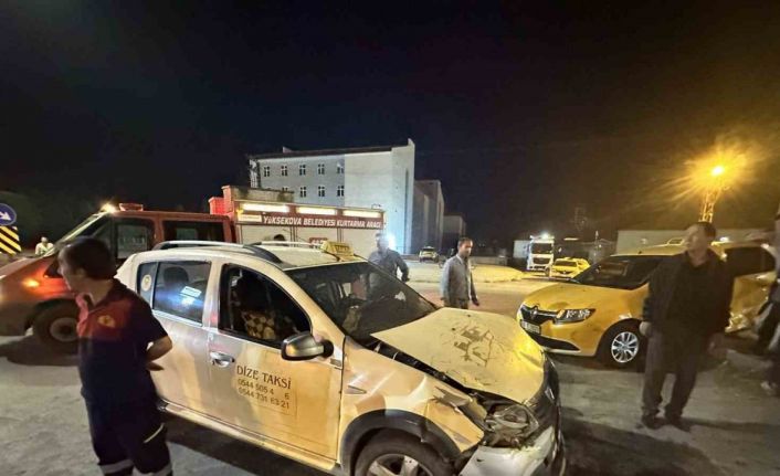 Taksiler çarpıştı, şans eseri yaralanan olmadı