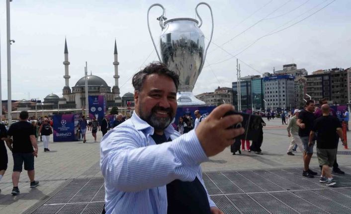 Taksim Meydanı’na getirilen dev UEFA Şampiyonlar Ligi kupası maketine yoğun ilgi