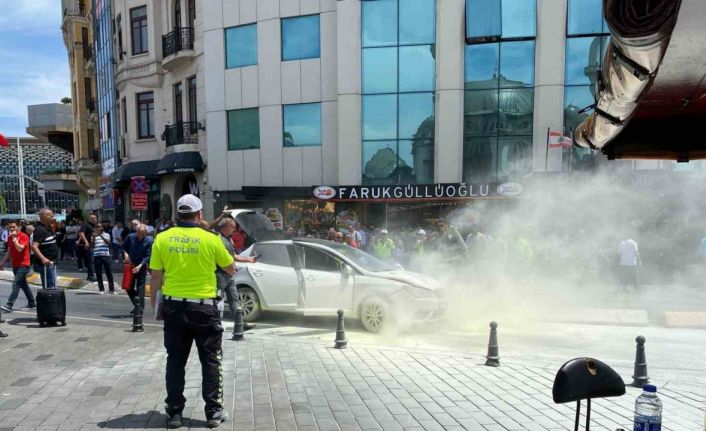 Taksim Meydanı’nda seyir halindeki araç bir anda alev aldı