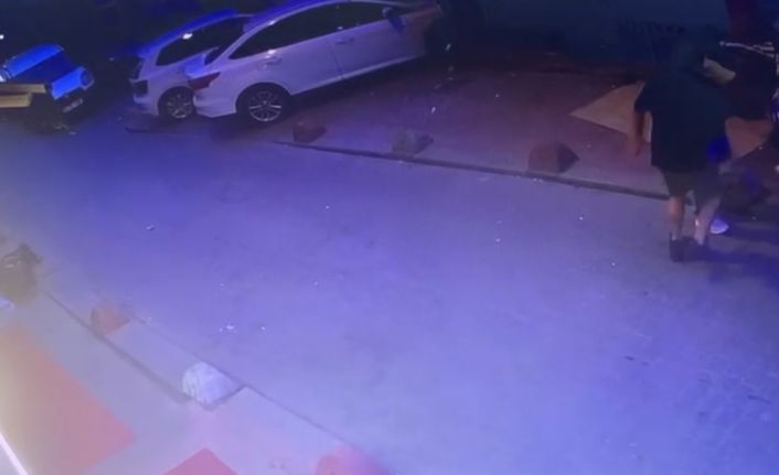 Taksim’de Norveç vatandaşı gence gasp kameraya yansıdı: Darp edip telefonunu çaldılar