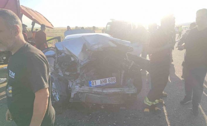 Tali yoldan çıkan traktör ile otomobil çarpıştı: 1’i çocuk 5 yaralı