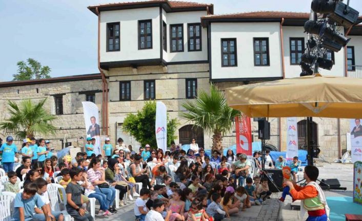 Tarihi St. Paul Meydanında tiyatro gösterimi