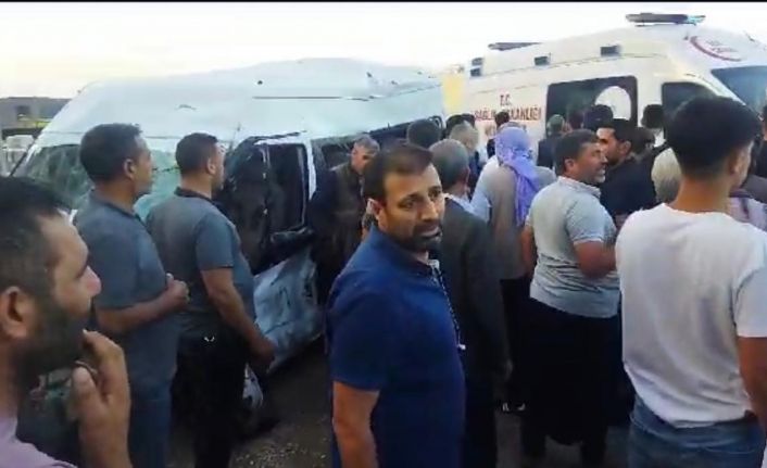 Tarım işçilerini taşıyan minibüs tırla çarpıştı: 21 yaralı