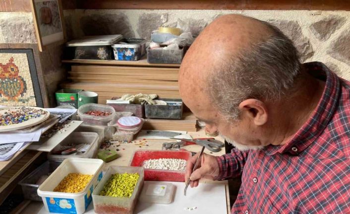 Taş mozaik ustası Kamanlıoğlu, çocuklara kodlama yöntemiyle taş mozaik sanatını öğretiyor