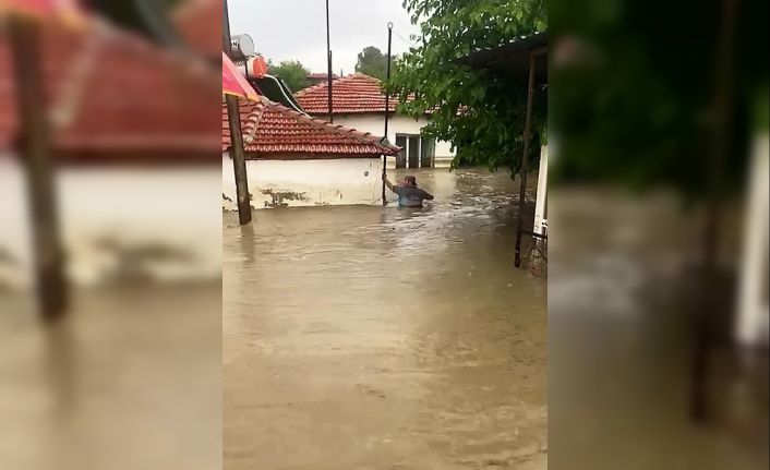 Taşan kanal mahalleyi sular altında bıraktı