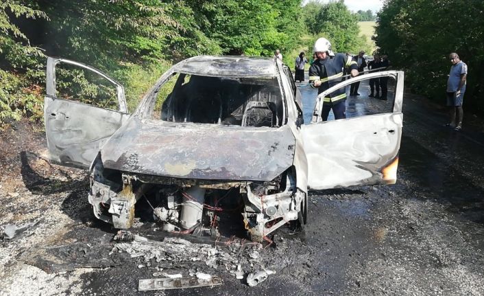 Tatil yolundaki ailenin otomobili yanarak kullanılmaz hale geldi