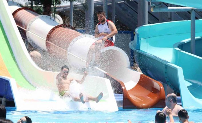 Tatile gidemeyen Ankaralılar sıcak havaların tadını aquaparklarda çıkardı