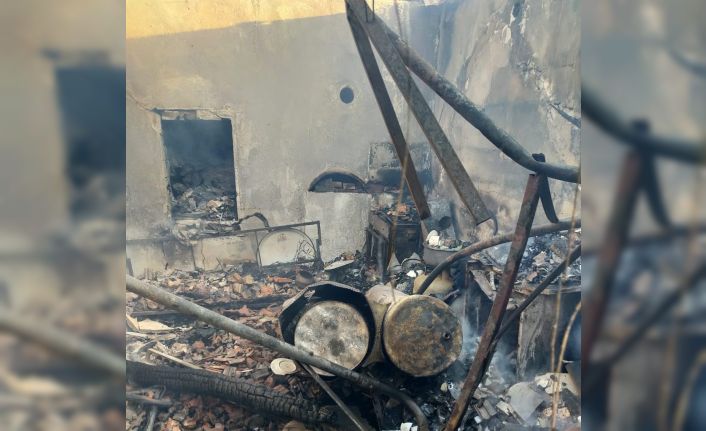 Tavşanlı’daki yangında bir ev kullanılamaz hale geldi