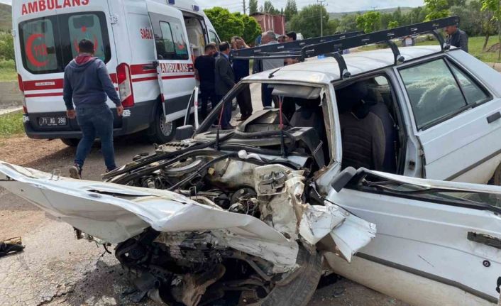 Tekeri kopan otomobil okul servisi ile çarpıştı: 12’si öğrenci 14 kişi hastaneye kaldırıldı