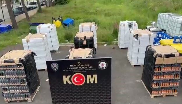 Tekirdağ’da yasa dışı içki fabrikasına operasyon kamerada: Yüzlerce litre sahte içki ele geçirildi