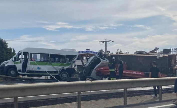 Tekirdağ’da yolcu minibüsü ile vinçli kamyon çarpıştı: 3’ü ağır 12 yaralı