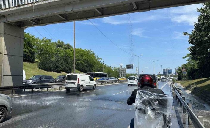 TEM Otoyolu’nda ilginç görüntü: Üstgeçitte boru patladı, sürücüler araçlarını yıkadı