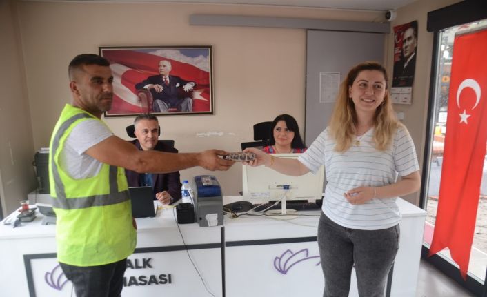 Temizlik işçisi bulduğu yüklü miktarda para dolu cüzdanı sahibine teslim etti