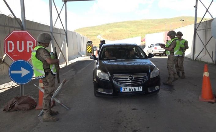 Teröristlerin korkulu rüyası olan Moray Üs Bölgesinde yol kontrolü