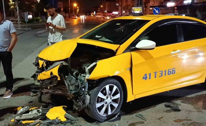 Ticari taksi ile otomobil kavşakta çarpıştı: 1 yaralı