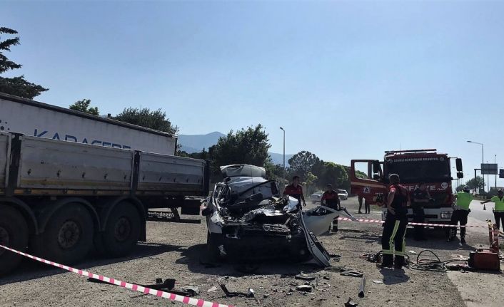 Tıra saplanan aracın sürücüsü direksiyonda kalp krizi geçirmiş (düzeltme)