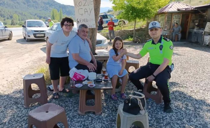 Trafik ekiplerinden sürücülere çay molası