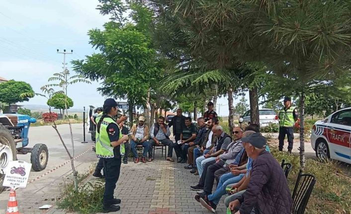 Trafik jandarmasından çiftçilere traktör güvenliği eğitimi