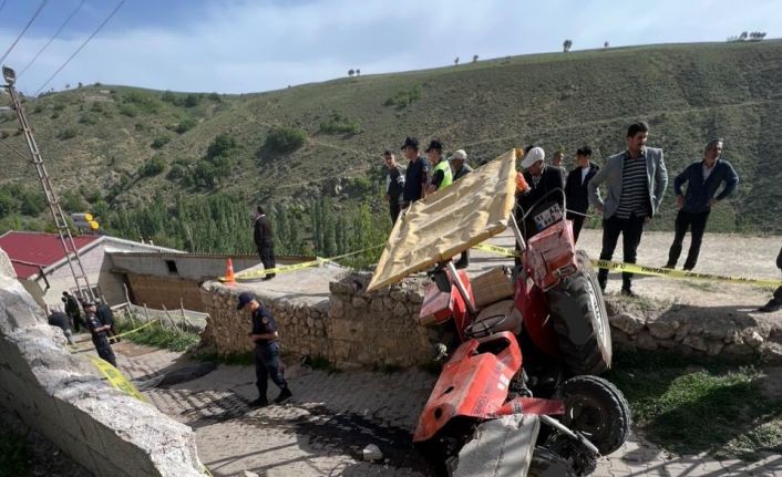 Traktör devrilmesi sonucu baba öldü, çocukları yaralandı