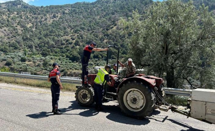 Traktör sürücülerine reflektörün önemi anlatıldı