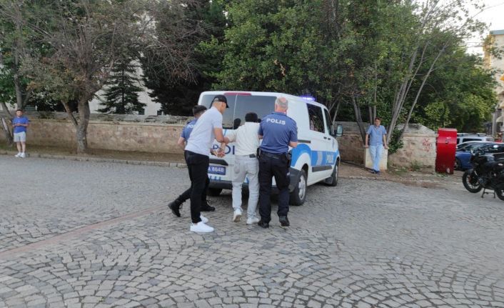 Tramvay durağında kavgaya karışan şahıs, müdahale eden güvenlik görevlisine saldırdı