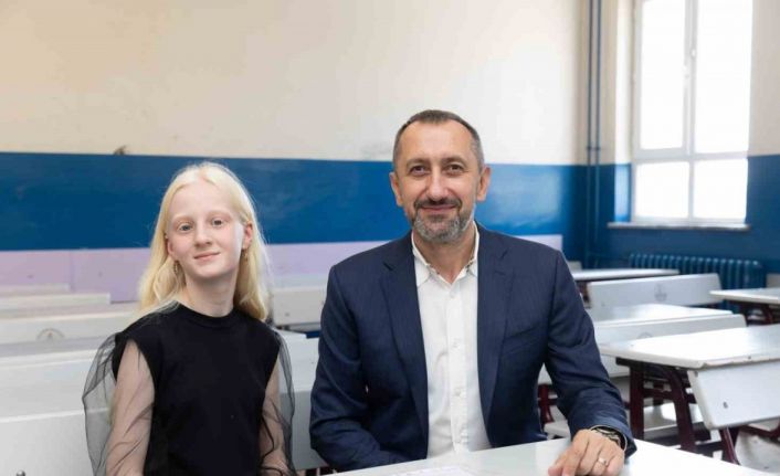 Türk Telekom’un az gören çocuklara destek olan uygulaması TahtApp’i kullanan Zenan Alsaç karnesini aldı