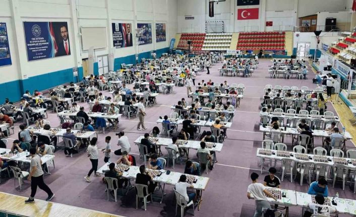 Türkiye’nin dört bir yanından Kocaeli’ye gelen sporcular satranç turnuvasında ter döküyor