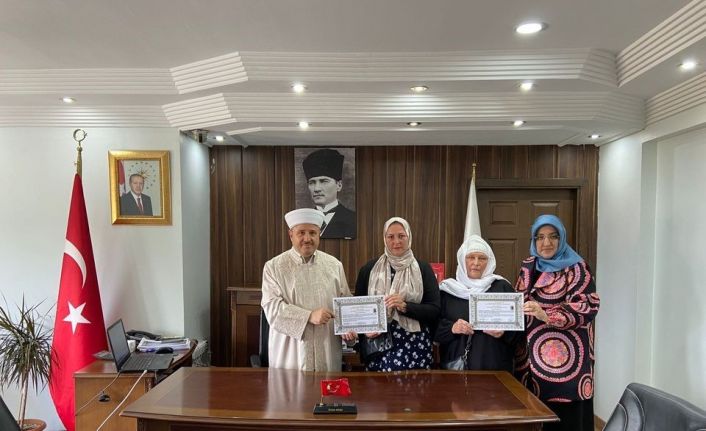 Ukraynalı anne ve kızı İslamiyet’i seçerek ‘Safiye ve Melek’ adını aldı