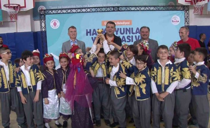 Ümraniye Belediyesi Geleneksek Halk Oyunları’nda ödüller sahiplerini buldu
