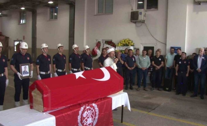 Ümraniye’de çatıdan düşerek şehit olan itfaiye eri için tören