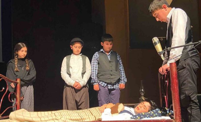 Ünlü ozanın hayatı sahnelendi