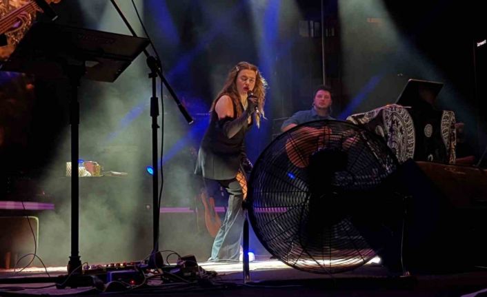 Ünlü şarkıcı Ceylan Ertem Safranbolu’da sahne aldı