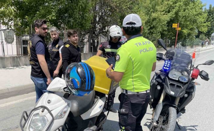 Uygulamadan kaçarken yakalanan sürücü, “Ehliyetim yanımda yoktu, döndüm, polis abi Allah razı olsun beni yakaladı”